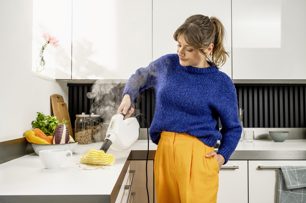 Parownica Karcher SC 1 Multi & Up 1300 W kobieta myjąca blat przy pomocy parownicy